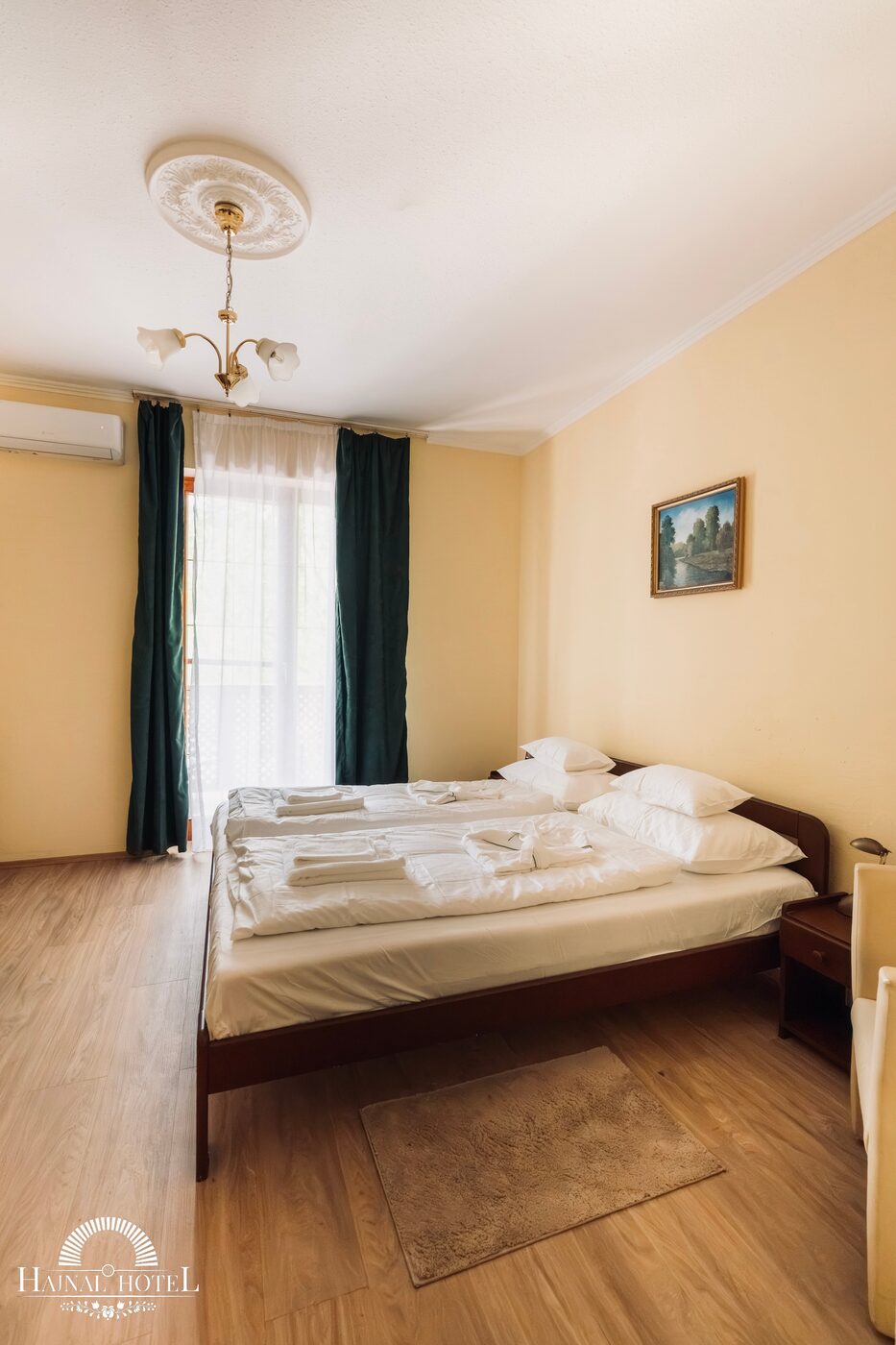 Világos kétágyas szoba franciaerkéllyel a Hajnal Hotelben